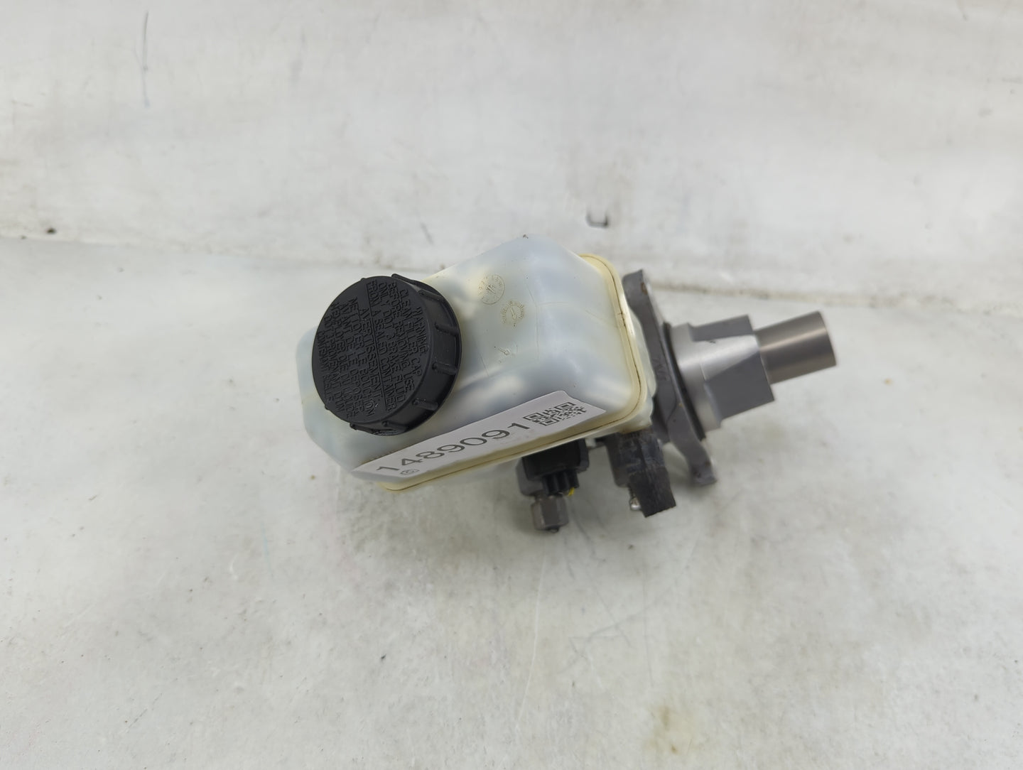 2010-2014 Ford Mustang Brake Master Cylinder - Oemusedautoparts1.com