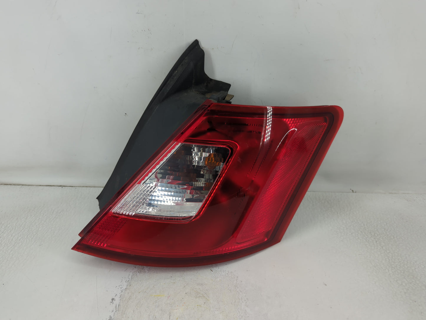 2010-2012 Ford Taurus Rear Center Lid Brake Light Tail Light P/N:AG13-13B504-A Fits Fits 2010 2011 2012 OEM Used Auto Parts 