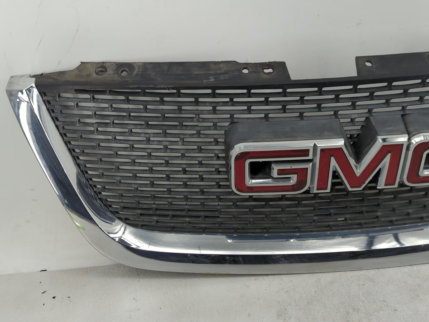 2007-2012 Gmc Acadia Front Grille Bumper Not Included - Oemusedautoparts1.com
