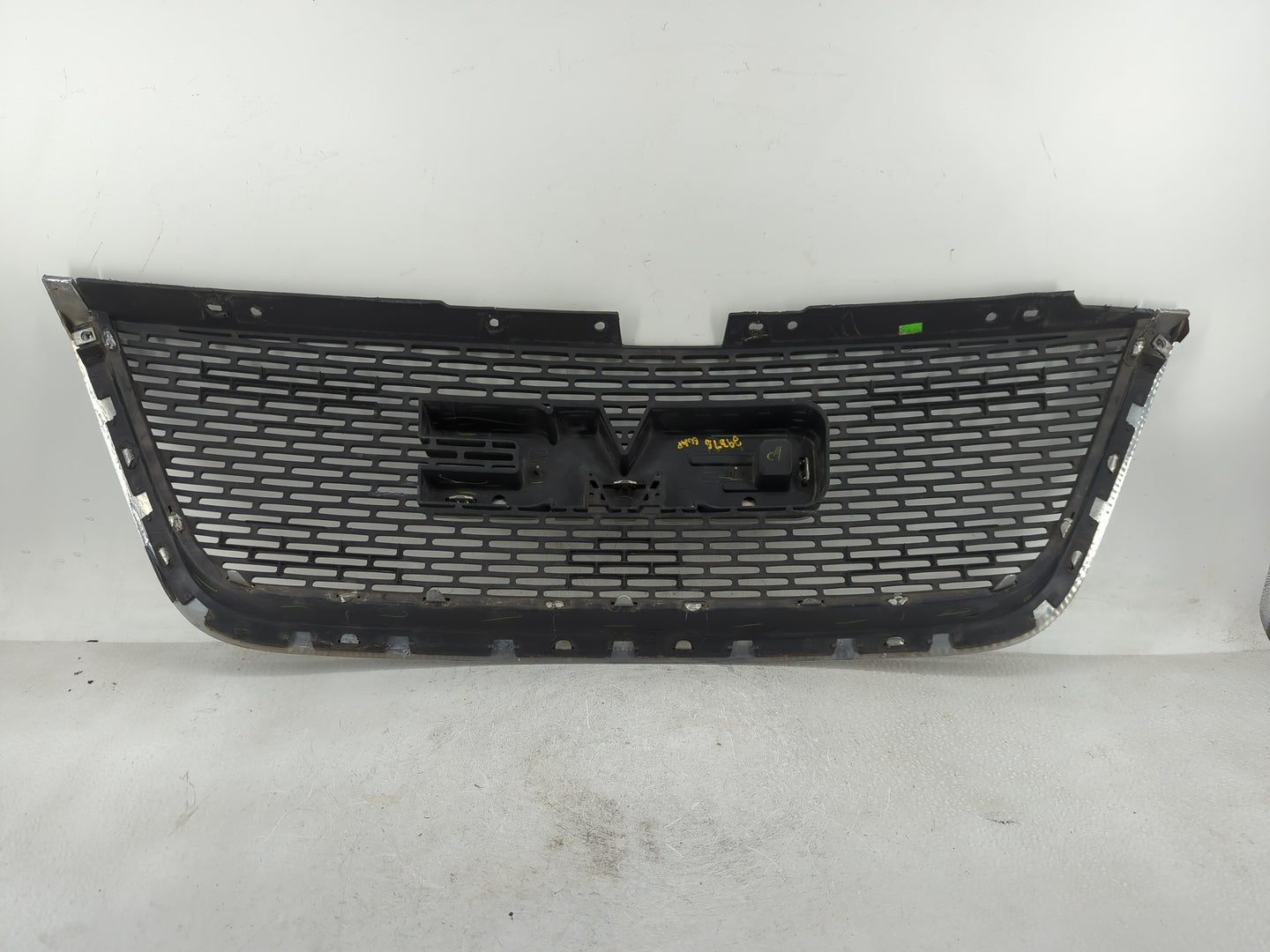 2007-2012 Gmc Acadia Front Grille Bumper Not Included - Oemusedautoparts1.com