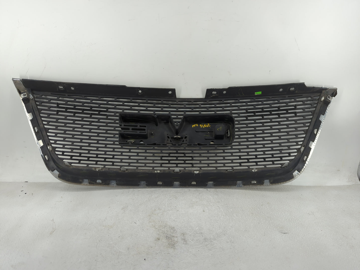2007-2012 Gmc Acadia Front Grille Bumper Not Included - Oemusedautoparts1.com