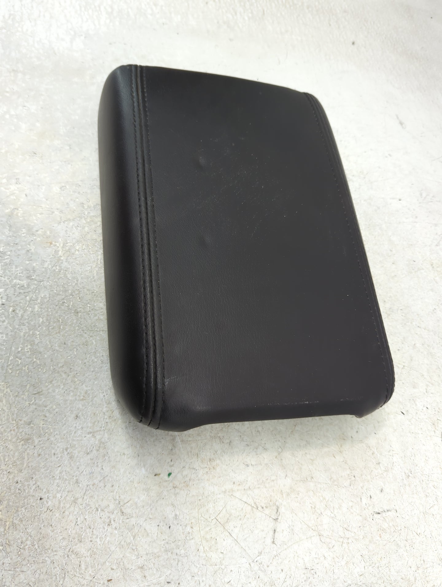 2012 Gmc Acadia Center Console Armrest Cover Lid P/N:25892054 Fits OEM Used Auto Parts - Oemusedautoparts1.com