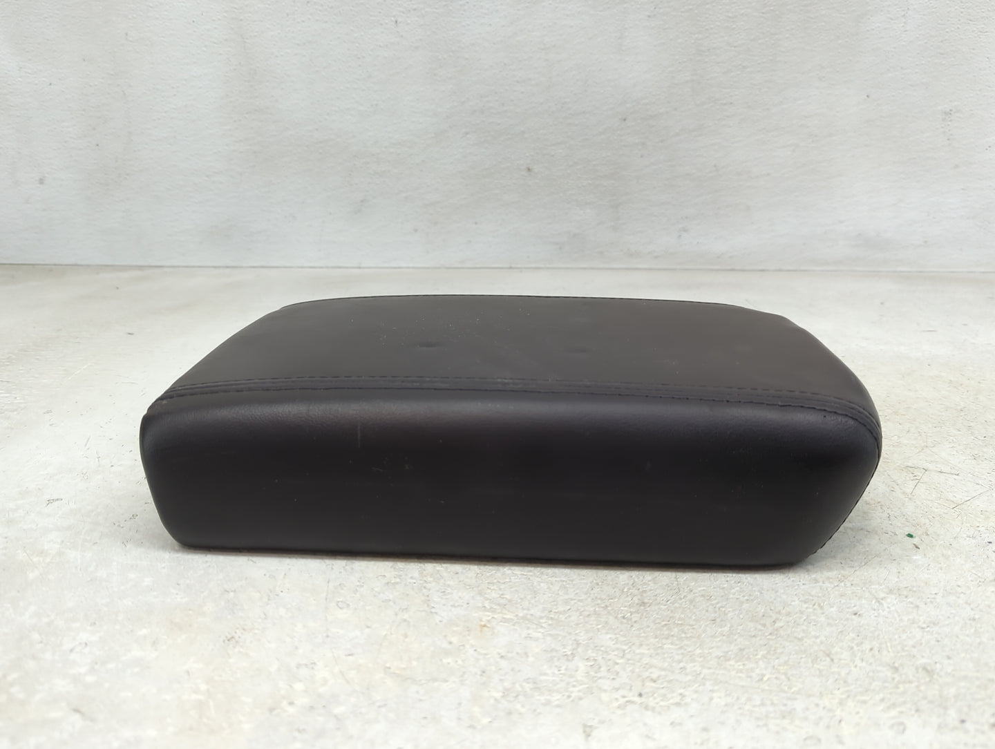 2012 Gmc Acadia Center Console Armrest Cover Lid P/N:25892054 Fits OEM Used Auto Parts - Oemusedautoparts1.com