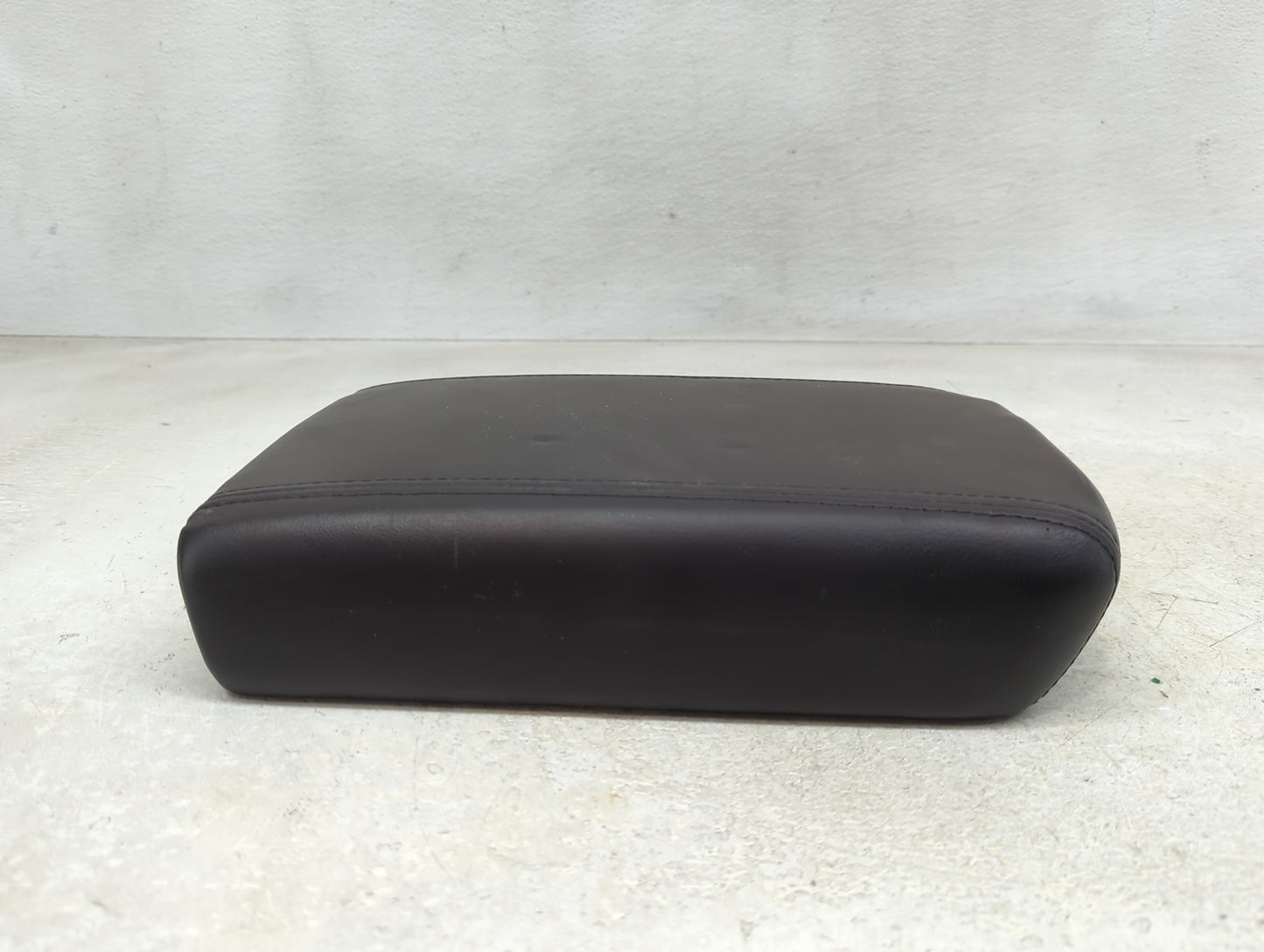 2012 Gmc Acadia Center Console Armrest Cover Lid P/N:25892054 Fits OEM Used Auto Parts - Oemusedautoparts1.com