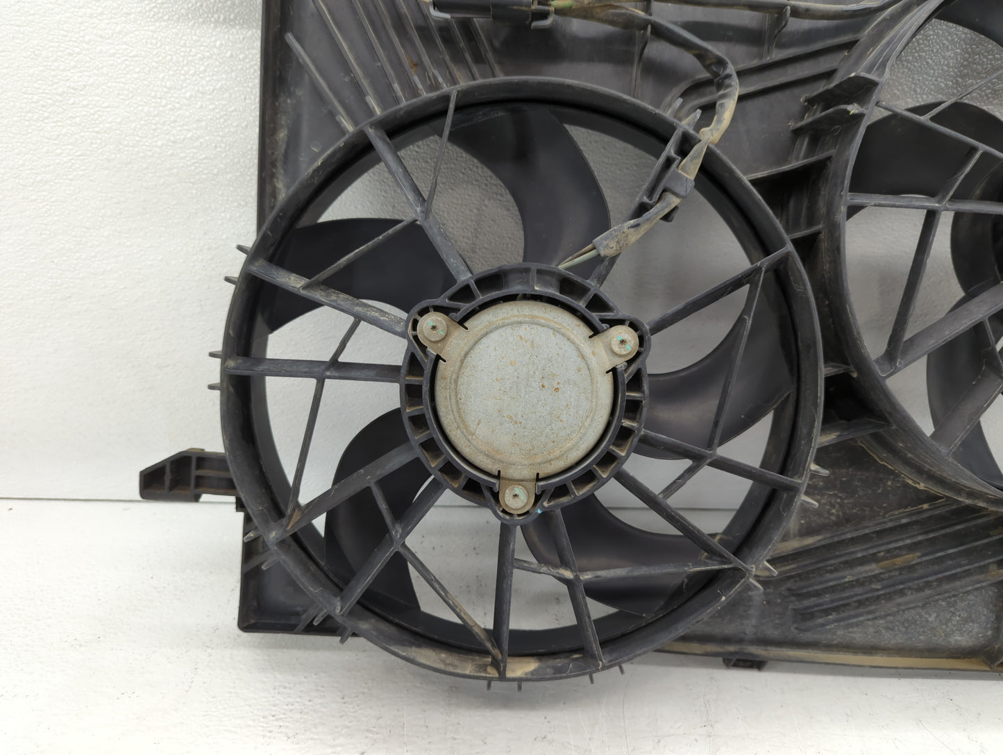 2007-2017 Gmc Acadia Left Radiator Fan Motor Assembly Black - Oemusedautoparts1.com