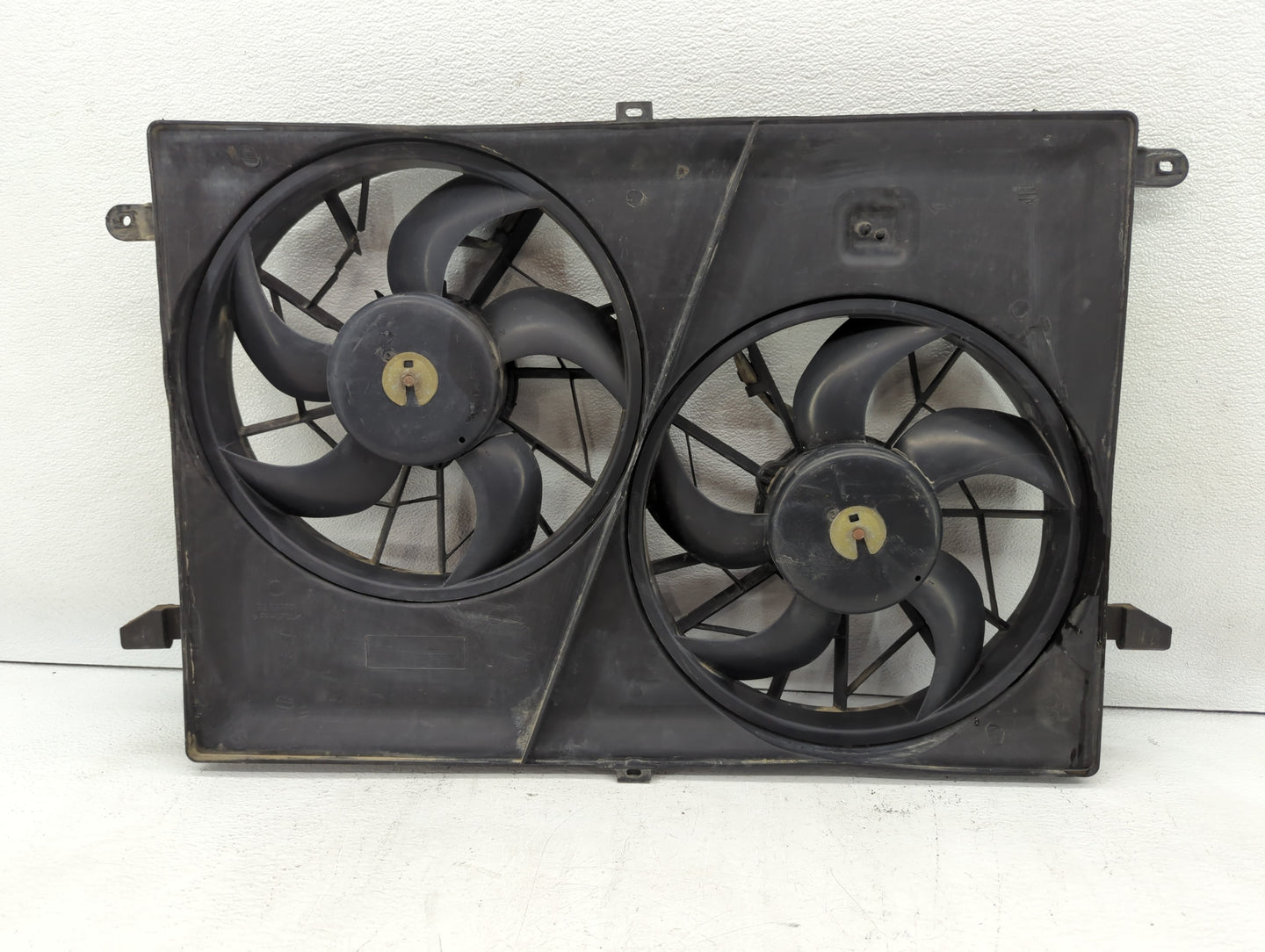 2007-2017 Gmc Acadia Left Radiator Fan Motor Assembly Black - Oemusedautoparts1.com