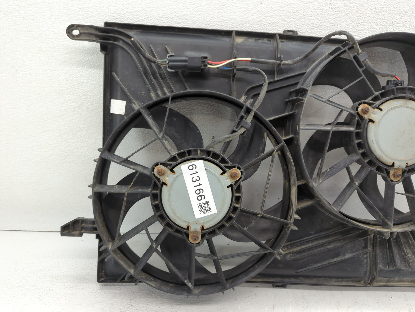 2007-2017 Gmc Acadia Left Radiator Fan Motor Assembly Black - Oemusedautoparts1.com