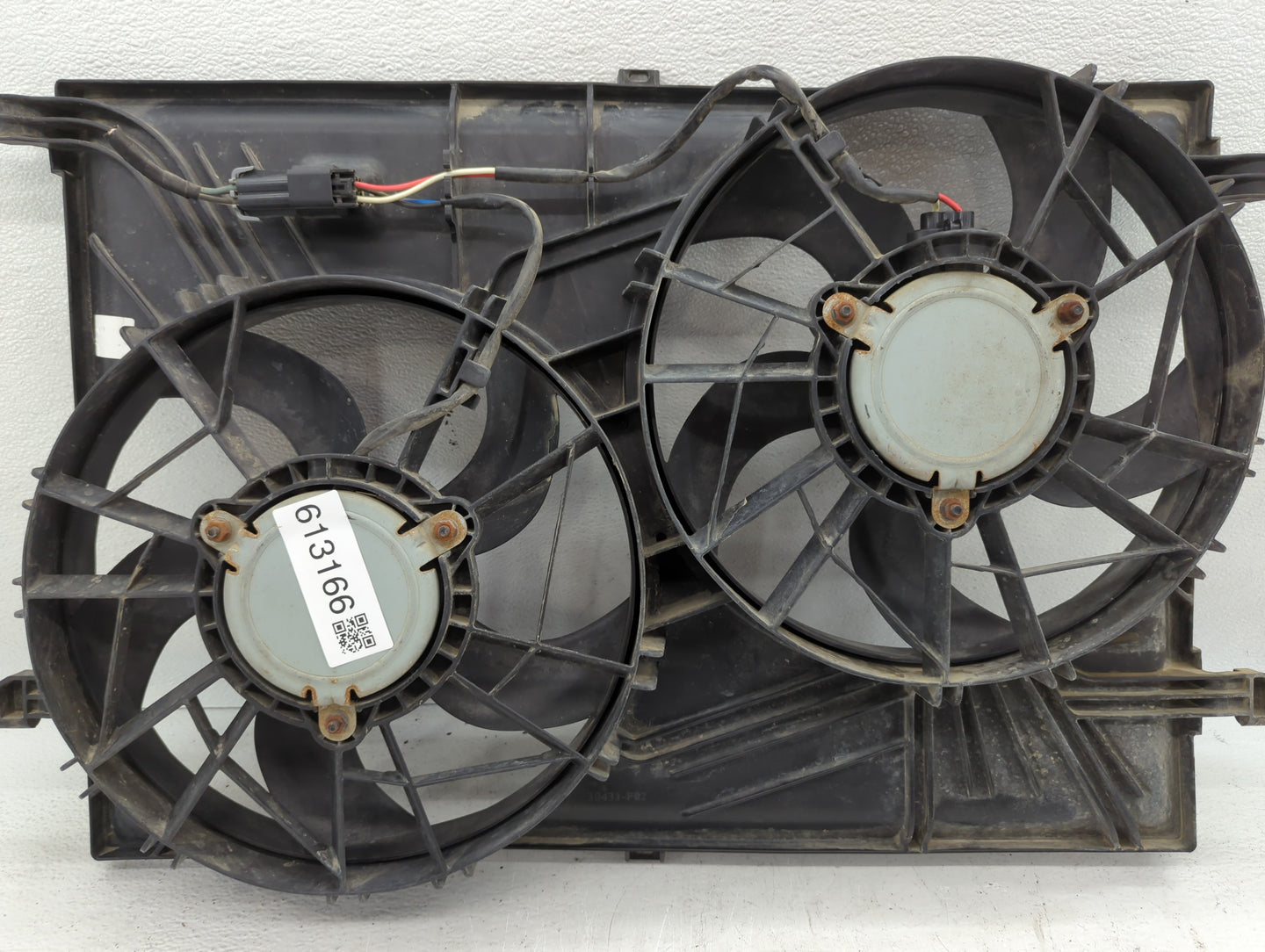 2007-2017 Gmc Acadia Left Radiator Fan Motor Assembly Black - Oemusedautoparts1.com