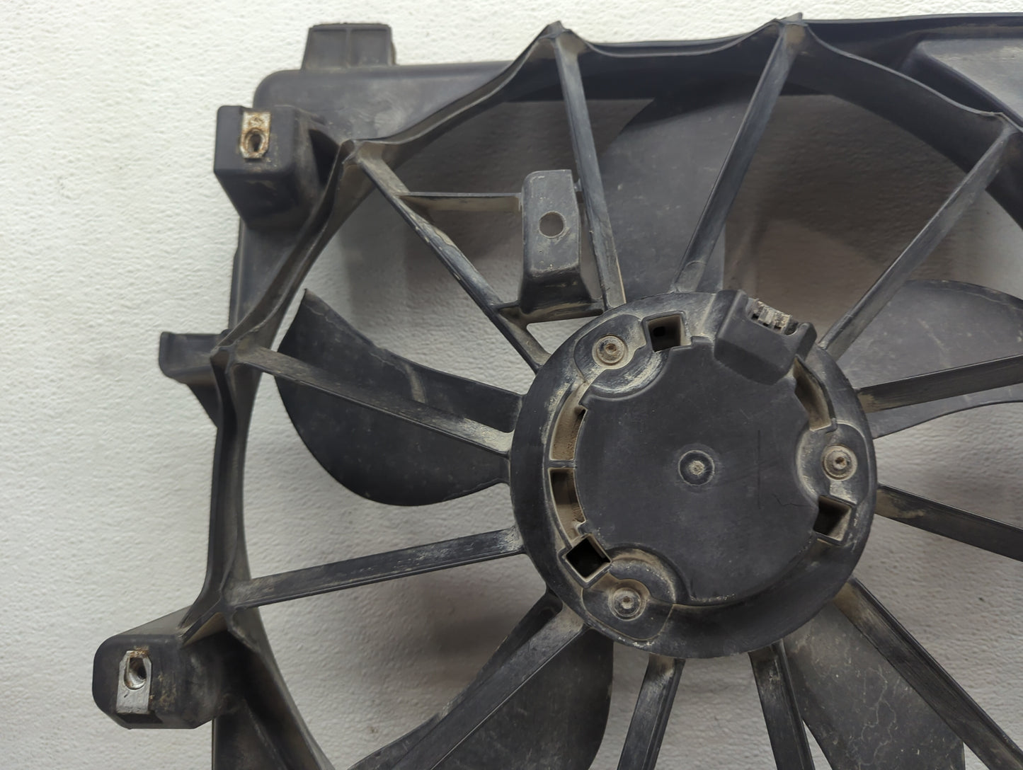 2010-2013 Gmc Sierra 1500 Electric Radiator Cooling Fan Motor Assembly P/N:6003X-0121-01 8004-3A Fits OEM Used Auto Parts - 
