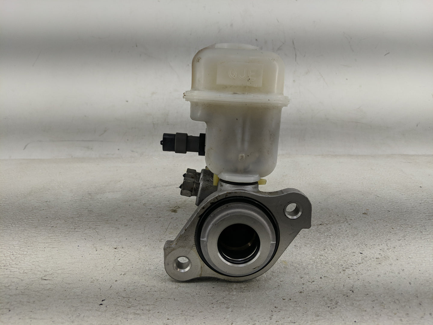 2011-2017 Gmc Terrain Brake Master Cylinder 1290060 - Oemusedautoparts1.com