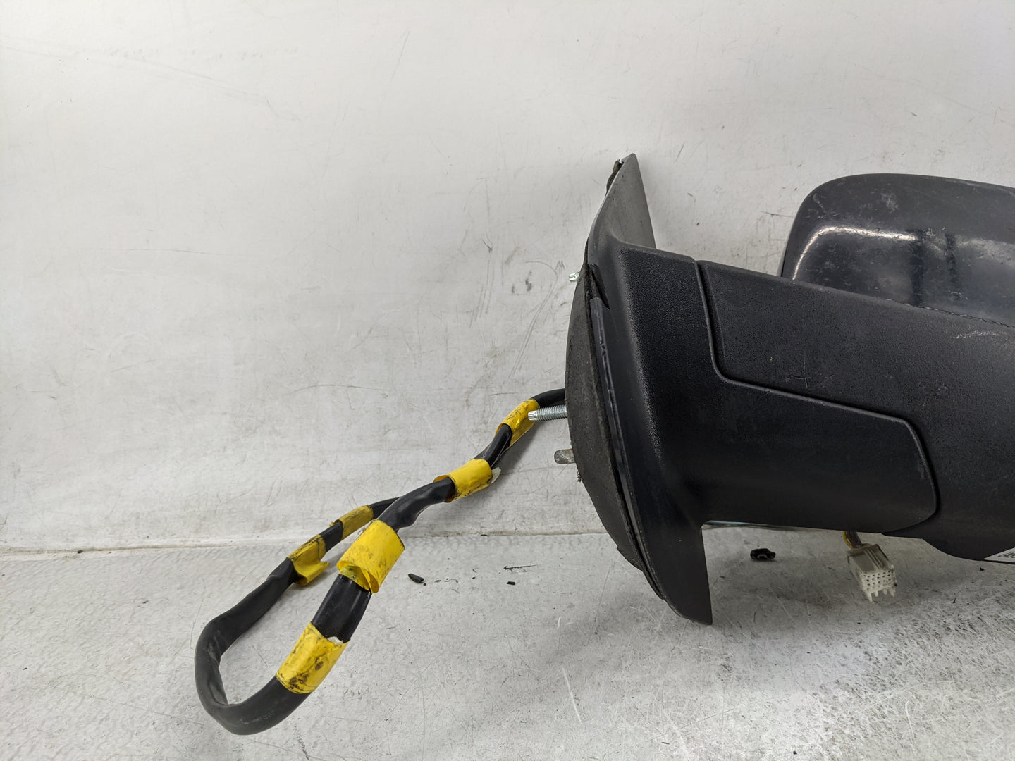2009-2014 Gmc Yukon Driver Side View Mirror - Left Door Mirror OEM Used - Oemusedautoparts1.com