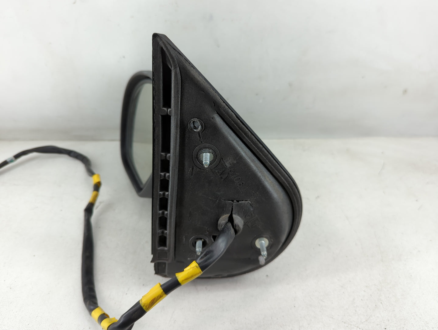 2009-2014 Gmc Yukon Xl 1500 Driver Side View Mirror - Left Door Mirror OEM Used - Oemusedautoparts1.com