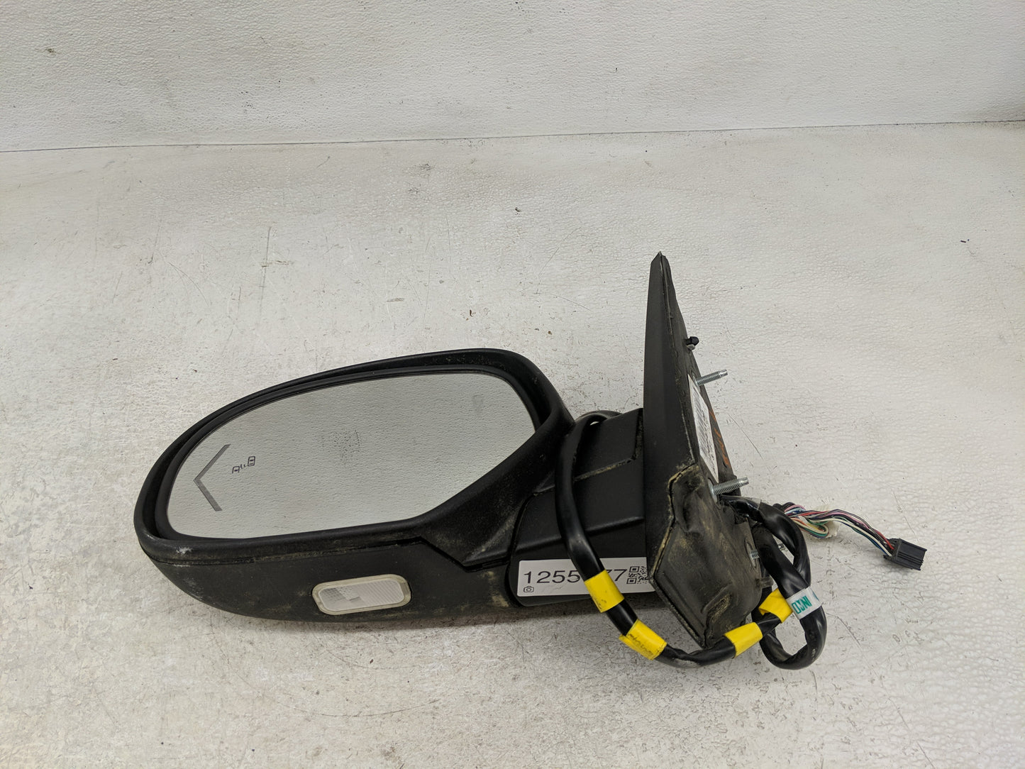 2009-2014 Gmc Yukon Xl 1500 Side Mirror Replacement Driver Left View Door Mirror P/N:20843199 Fits OEM Used Auto Parts - Oem
