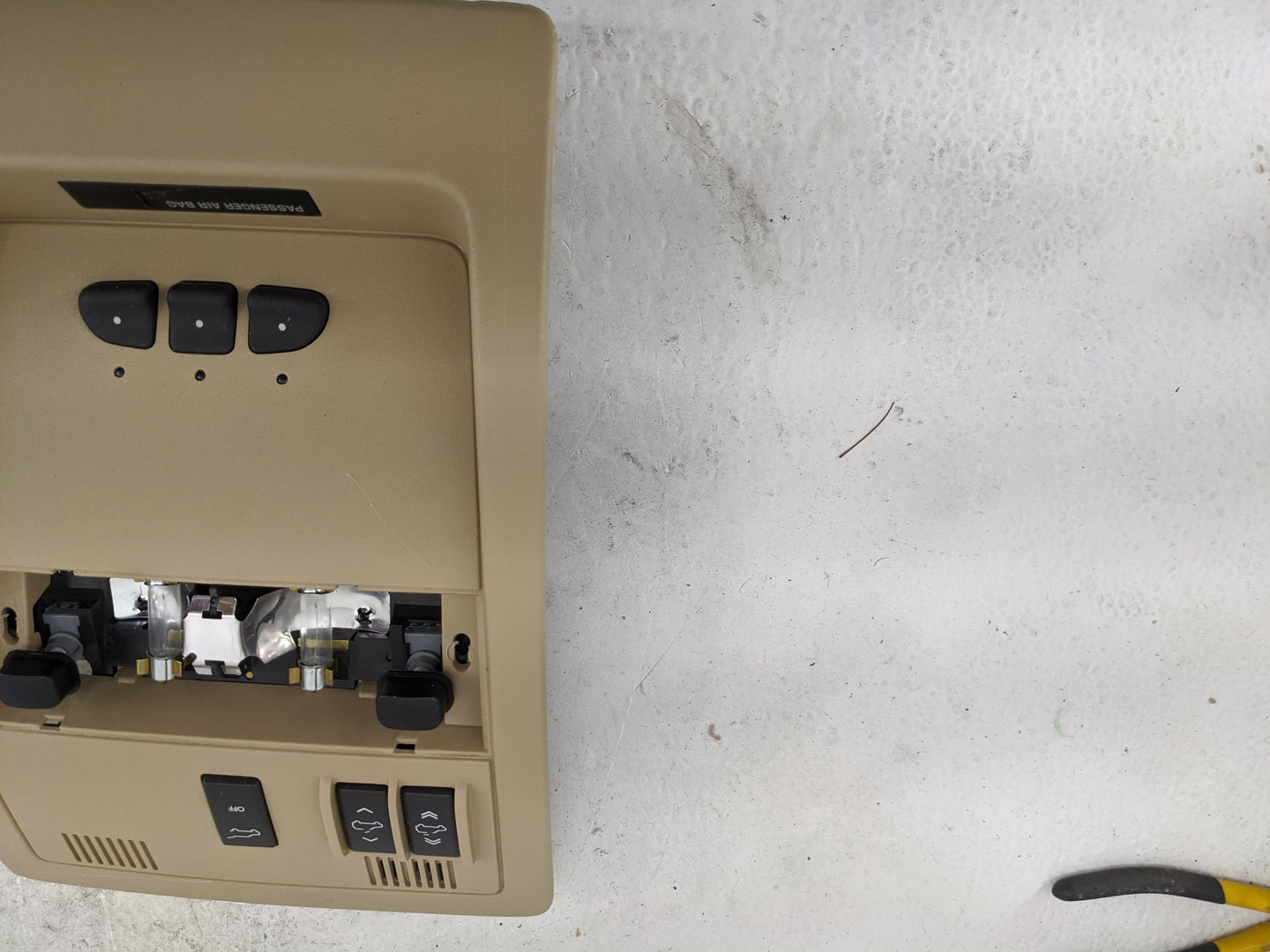 2012 Gmc Yukon Xl 1500 Overhead Console W/rear Climate Control - Oemusedautoparts1.com