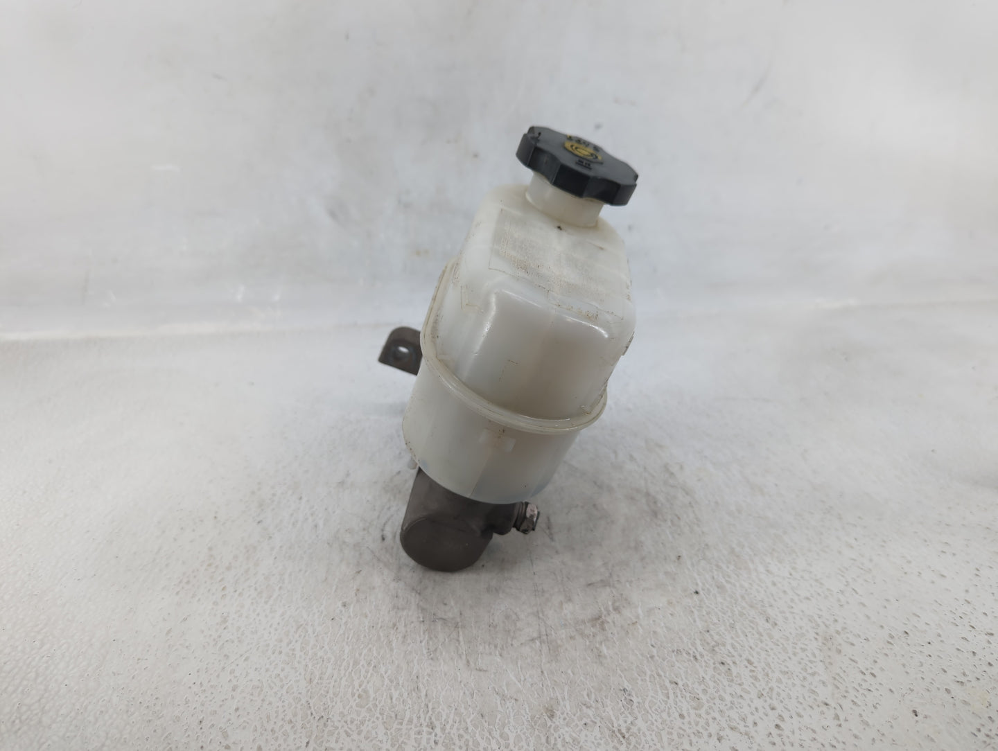 2009-2014 Gmc Yukon Xl 1500 Brake Master Cylinder - Oemusedautoparts1.com