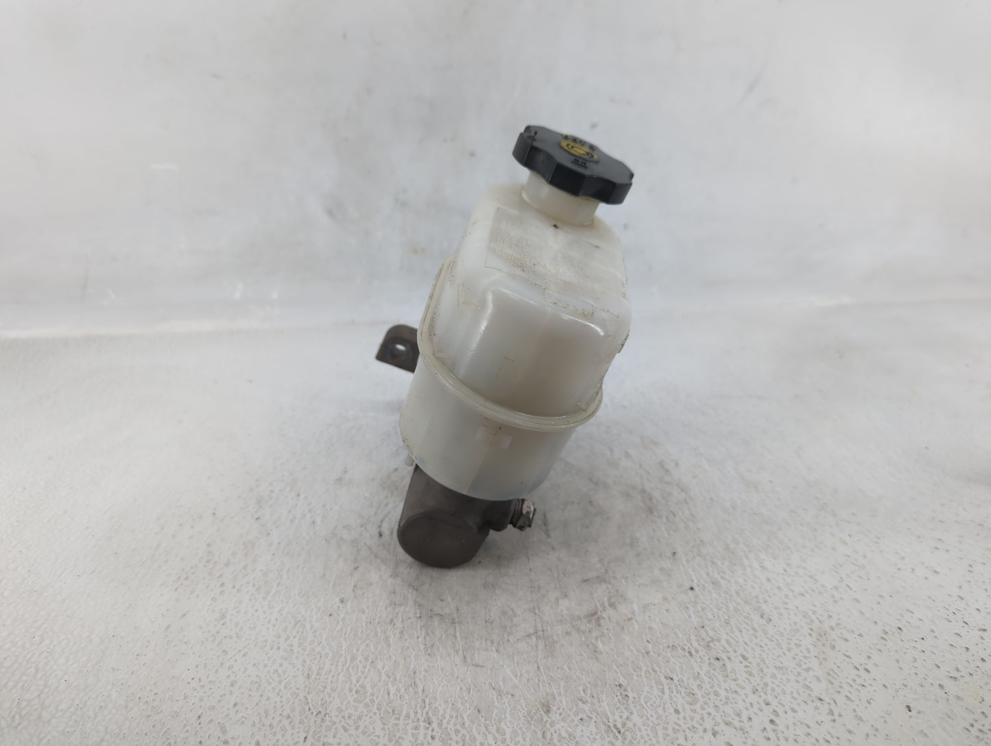2009-2014 Gmc Yukon Xl 1500 Brake Master Cylinder - Oemusedautoparts1.com