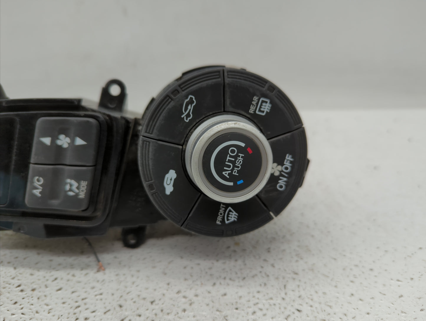 2012-2014 Honda Insight Climate Control Module Temperature AC/Heater Replacement P/N:DO9US Fits Fits 2012 2013 2014 OEM Used