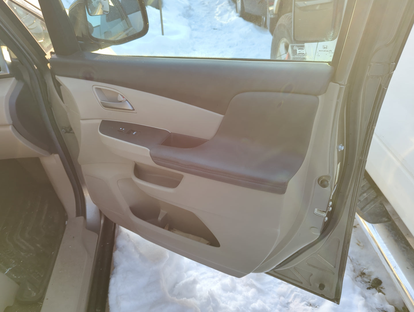 2012 Honda Odyssey Front Right Passenger Interior Door Panel Trim 1365118 - Oemusedautoparts1.com