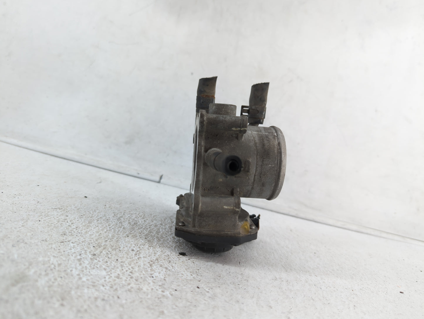 2012-2019 Hyundai Accent Throttle Body P/N:35100-2B300 Fits Fits 2012 2013 2014 2015 2016 2017 2018 2019 OEM Used Auto Parts