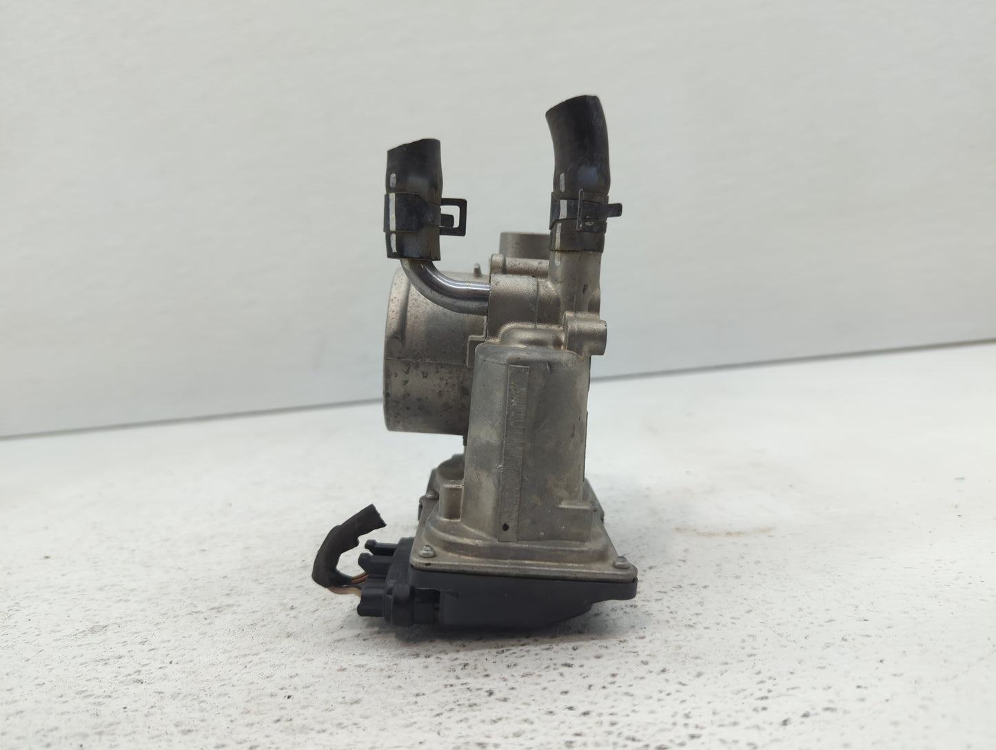 2012-2019 Hyundai Accent Throttle Body P/N:35100-2B300 Fits Fits 2012 2013 2014 2015 2016 2017 2018 2019 OEM Used Auto Parts