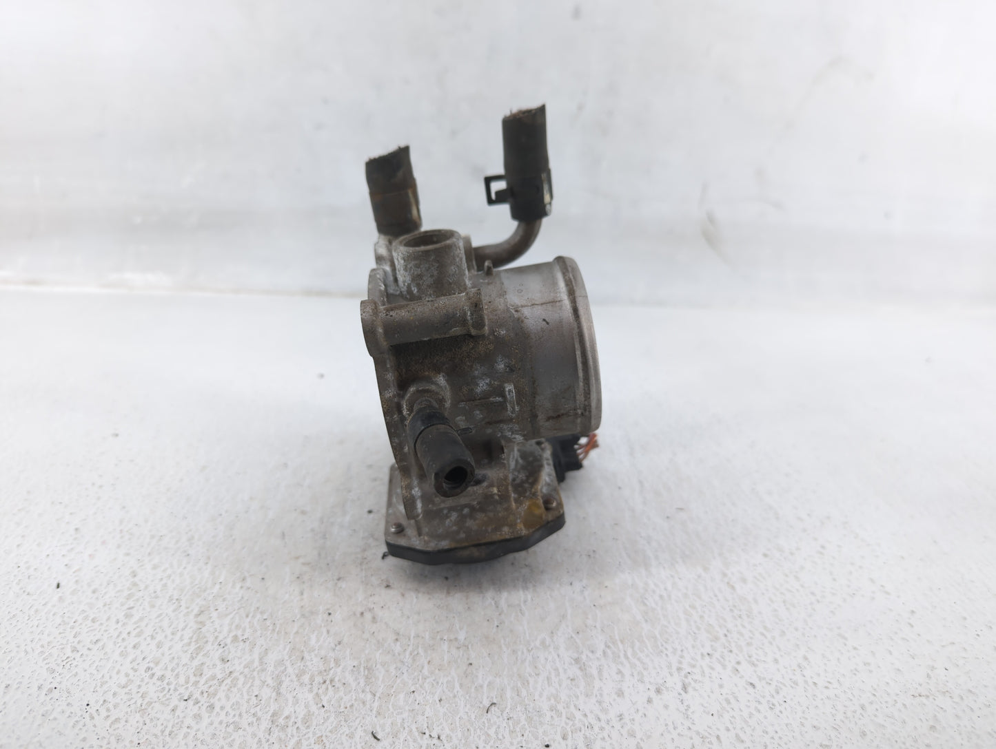 2012-2019 Hyundai Accent Throttle Body P/N:35100-2B300 Fits Fits 2012 2013 2014 2015 2016 2017 2018 2019 OEM Used Auto Parts
