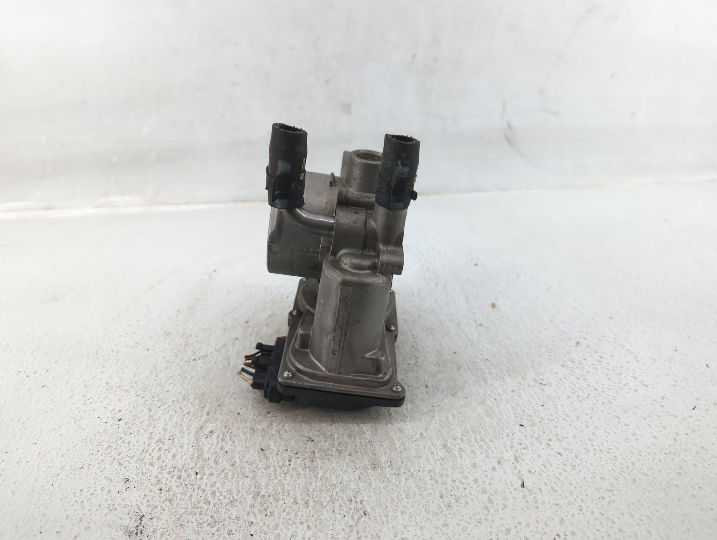 2012-2019 Hyundai Accent Throttle Body P/N:35100-2B300 Fits Fits 2012 2013 2014 2015 2016 2017 2018 2019 OEM Used Auto Parts