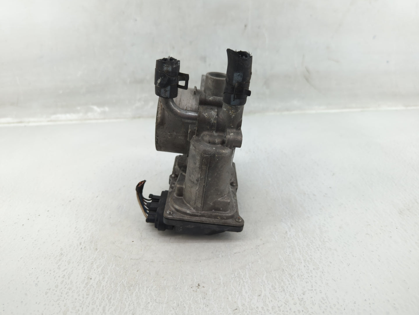 2012-2019 Hyundai Accent Throttle Body P/N:35100-2B300 Fits Fits 2012 2013 2014 2015 2016 2017 2018 2019 OEM Used Auto Parts