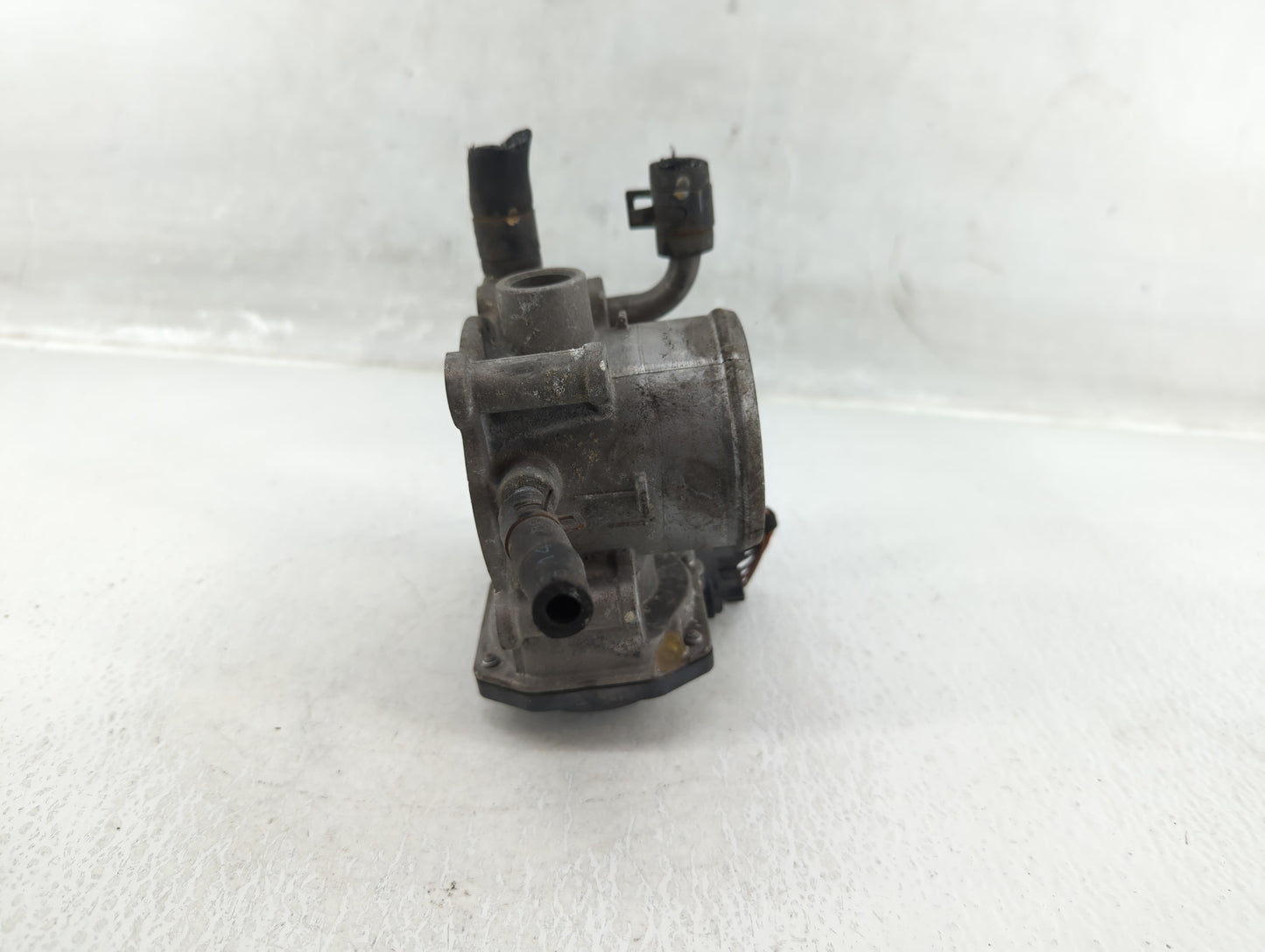 2012-2019 Hyundai Accent Throttle Body P/N:35100-2B300 Fits Fits 2012 2013 2014 2015 2016 2017 2018 2019 OEM Used Auto Parts