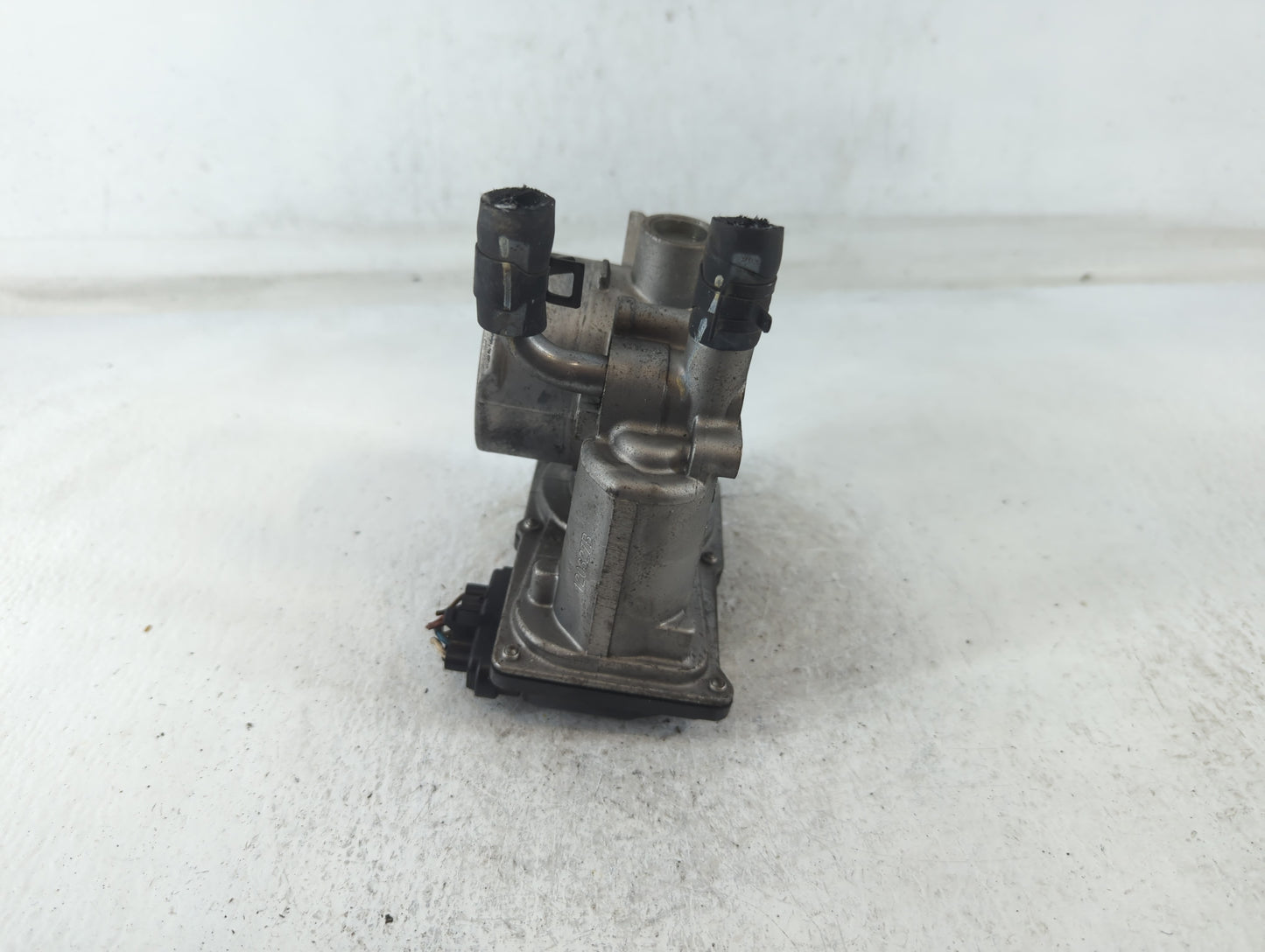 2012-2019 Hyundai Accent Throttle Body P/N:35100-2B300 Fits Fits 2012 2013 2014 2015 2016 2017 2018 2019 OEM Used Auto Parts