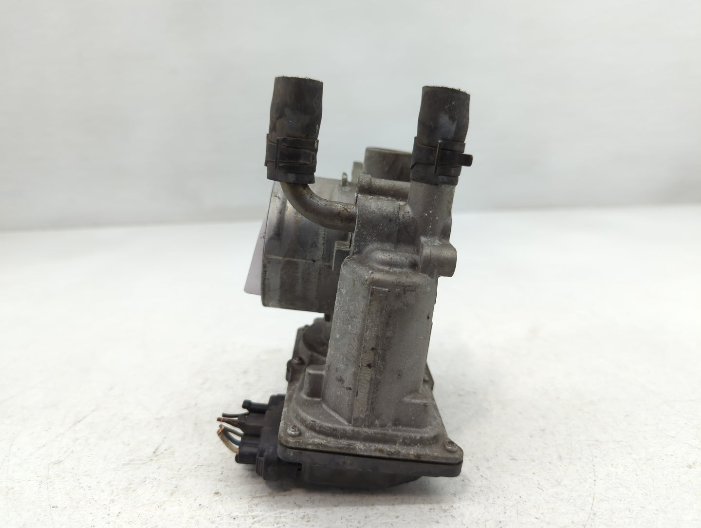 2012-2019 Hyundai Accent Throttle Body P/N:35100-2B300 Fits Fits 2012 2013 2014 2015 2016 2017 2018 2019 OEM Used Auto Parts