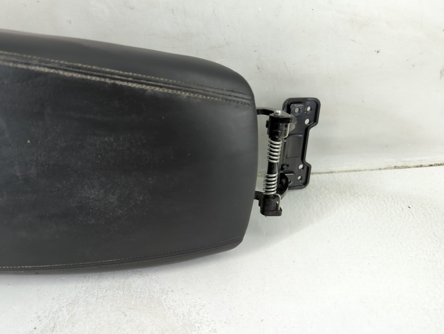 2012-2017 Hyundai Azera Center Console Armrest Cover Lid P/N:K84660-3V072 Fits Fits 2012 2013 2014 2015 2016 2017 OEM Used A
