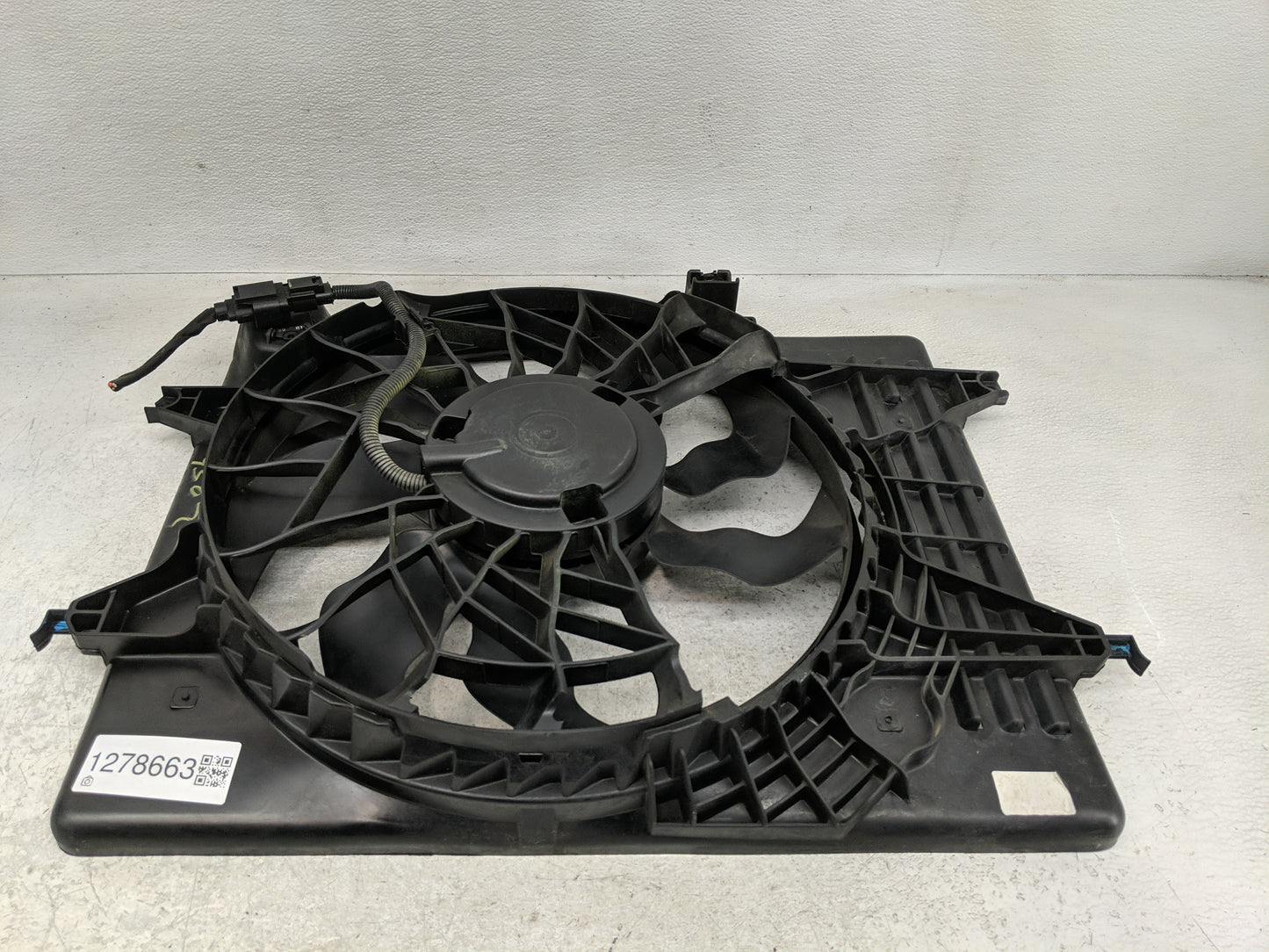 2012-2014 Hyundai Azera Electric Radiator Cooling Fan Motor Assembly Fits Fits 2012 2013 2014 OEM Used Auto Parts - Oemuseda