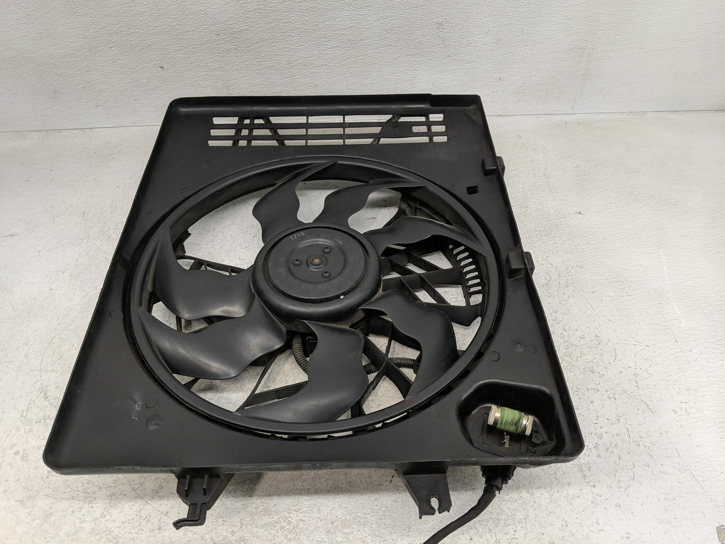2012-2014 Hyundai Azera Electric Radiator Cooling Fan Motor Assembly Fits Fits 2012 2013 2014 OEM Used Auto Parts - Oemuseda