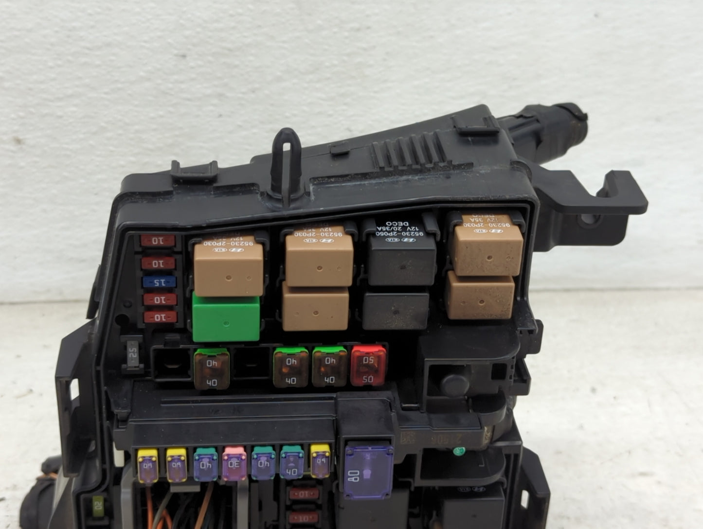 2012-2013 Hyundai Azera Fusebox Fuse Box Panel Relay Module P/N:1204041037 1204120089, 91205-3V Fits Fits 2012 2013 OEM Used