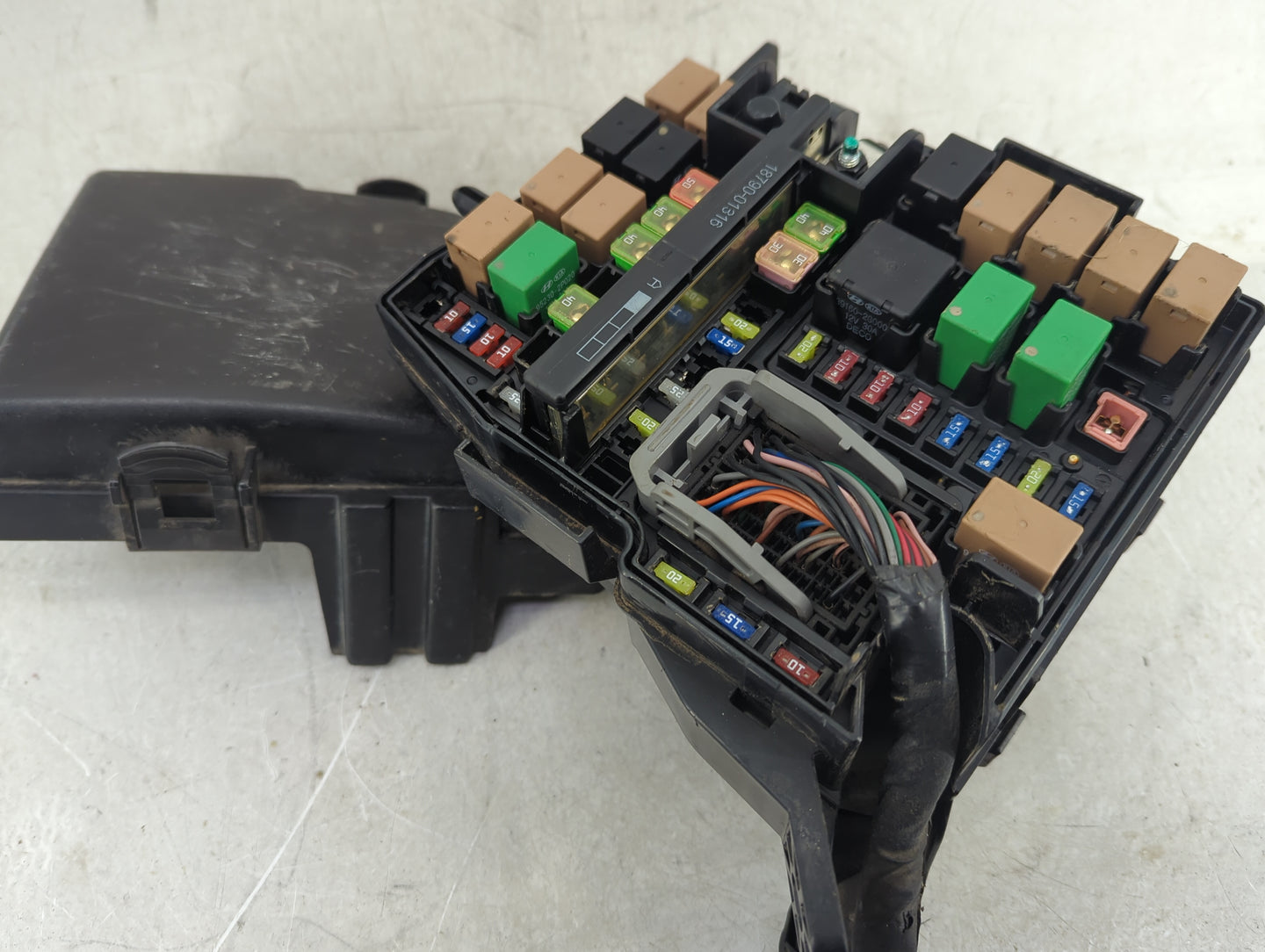 2012-2013 Hyundai Azera Fusebox Fuse Box Panel Relay Module P/N:1204041037 1204120089, 91205-3V Fits Fits 2012 2013 OEM Used