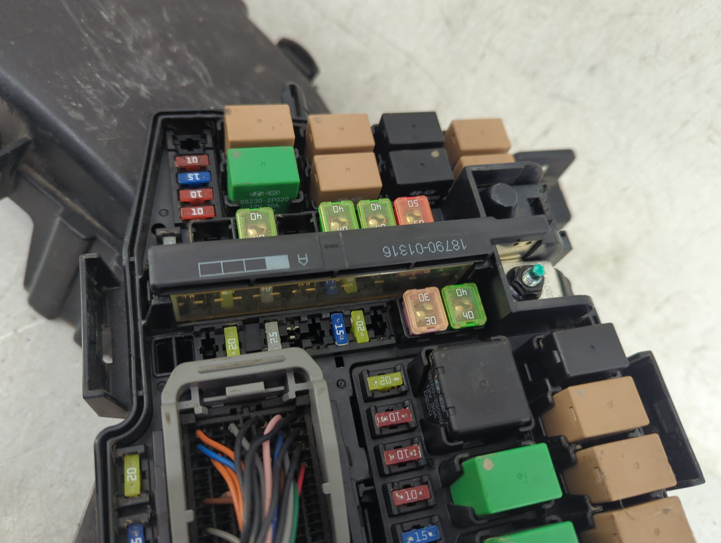 2012-2013 Hyundai Azera Fusebox Fuse Box Panel Relay Module P/N:1204041037 1204120089, 91205-3V Fits Fits 2012 2013 OEM Used
