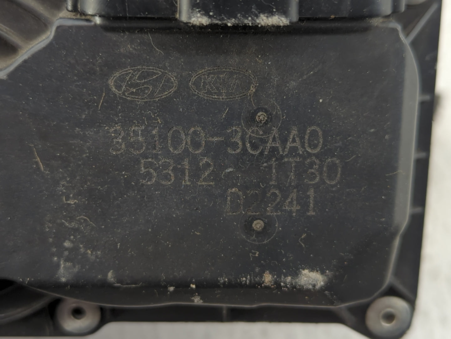 2012-2017 Hyundai Azera Throttle Body P/N:35100-3CAA0 Fits Fits 2012 2013 2014 2015 2016 2017 2018 OEM Used Auto Parts - Oem
