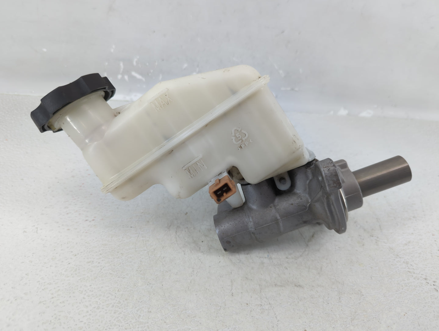 2012-2017 Hyundai Azera Brake Master Cylinder - Oemusedautoparts1.com
