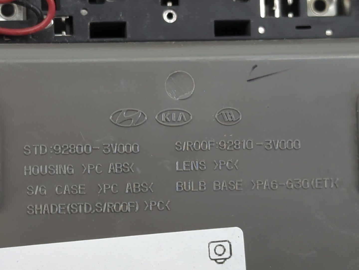 2012-2014 Hyundai Azera Overhead Roof Console 762439 - Oemusedautoparts1.com