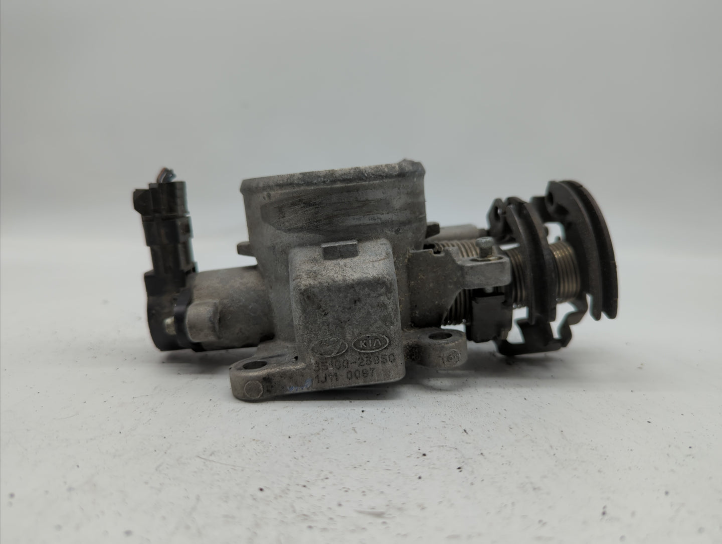 2007-2012 Hyundai Elantra Throttle Body P/N:55100-23950 35100-23950 Fits Fits 2007 2008 2009 2010 2011 2012 OEM Used Auto Pa