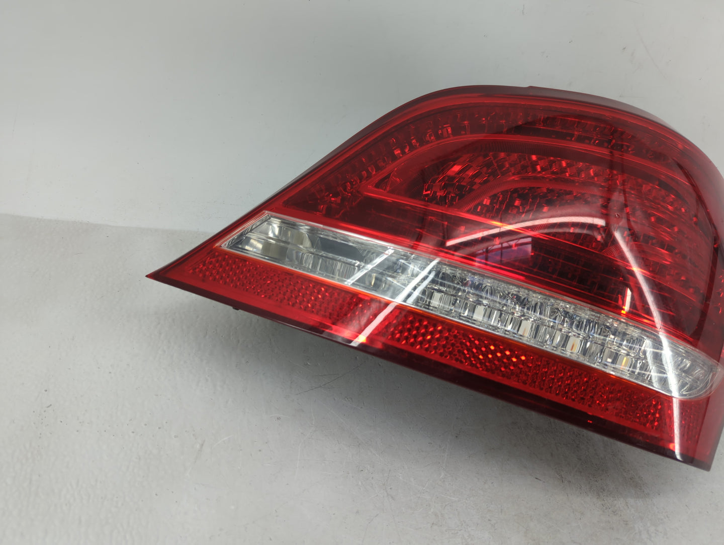 2011-2013 Hyundai Equus Tail Light Assembly Passenger Right OEM P/N:92402-3N010 Fits Fits 2011 2012 2013 OEM Used Auto Parts