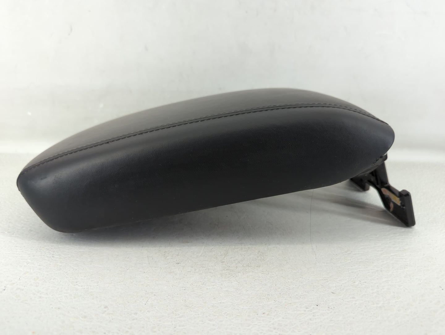 2012 Hyundai Equus Center Console Armrest Cover Lid - Oemusedautoparts1.com