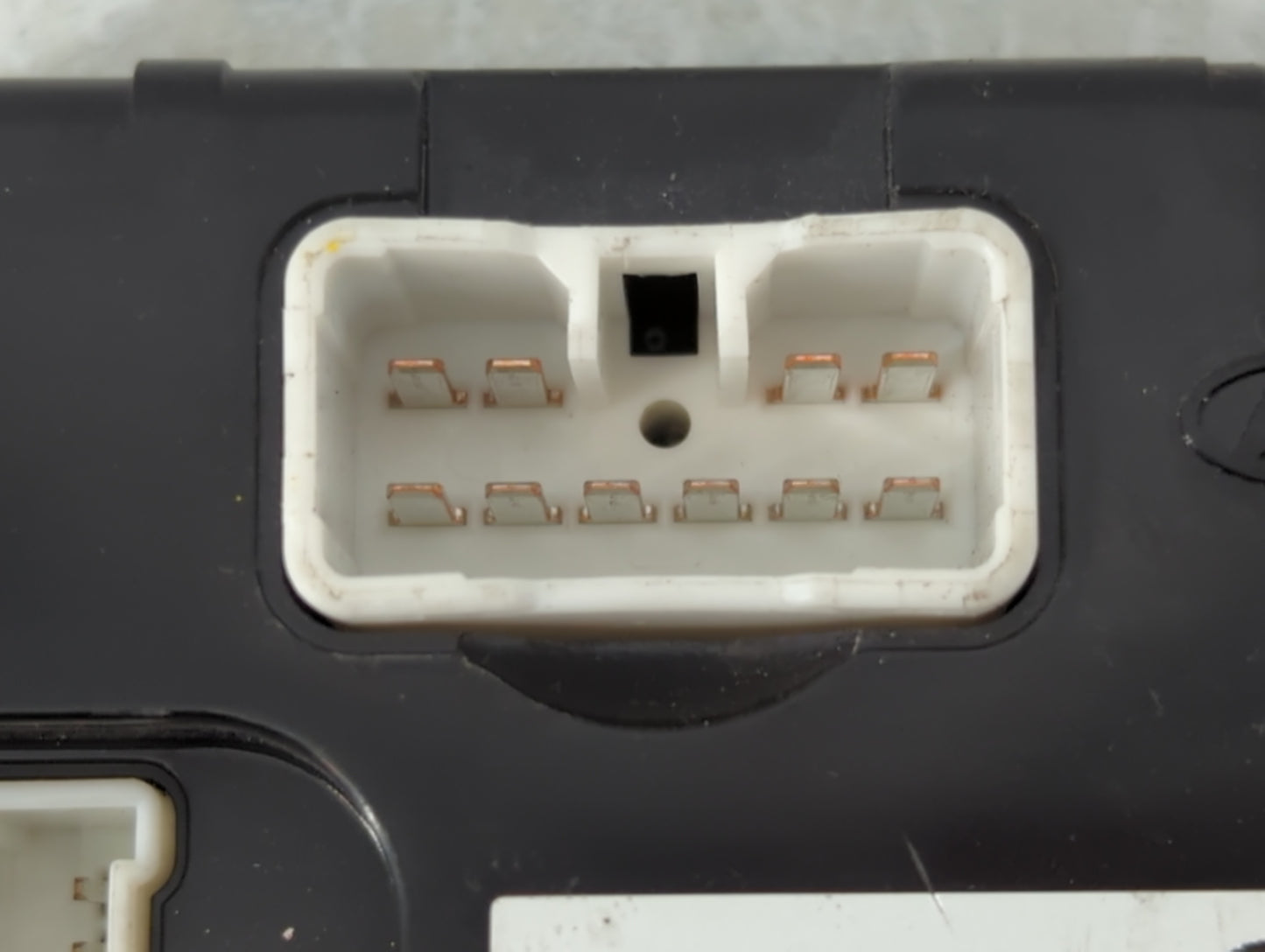 2011-2013 Hyundai Equus Body Control Module Bcm Inner Cabin Fuse Box - Oemusedautoparts1.com