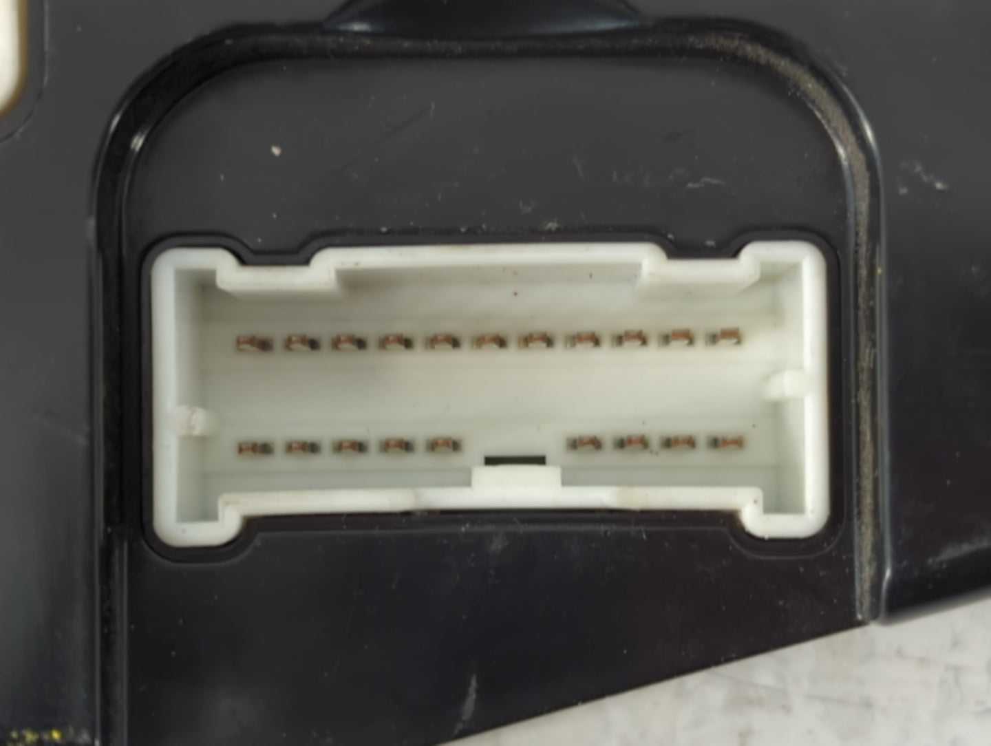2011-2013 Hyundai Equus Body Control Module Bcm Inner Cabin Fuse Box - Oemusedautoparts1.com