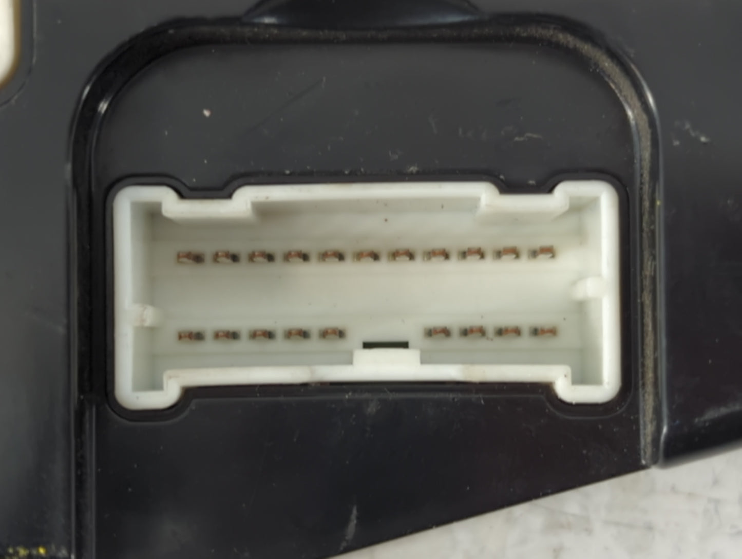 2011-2013 Hyundai Equus Body Control Module Bcm Inner Cabin Fuse Box - Oemusedautoparts1.com