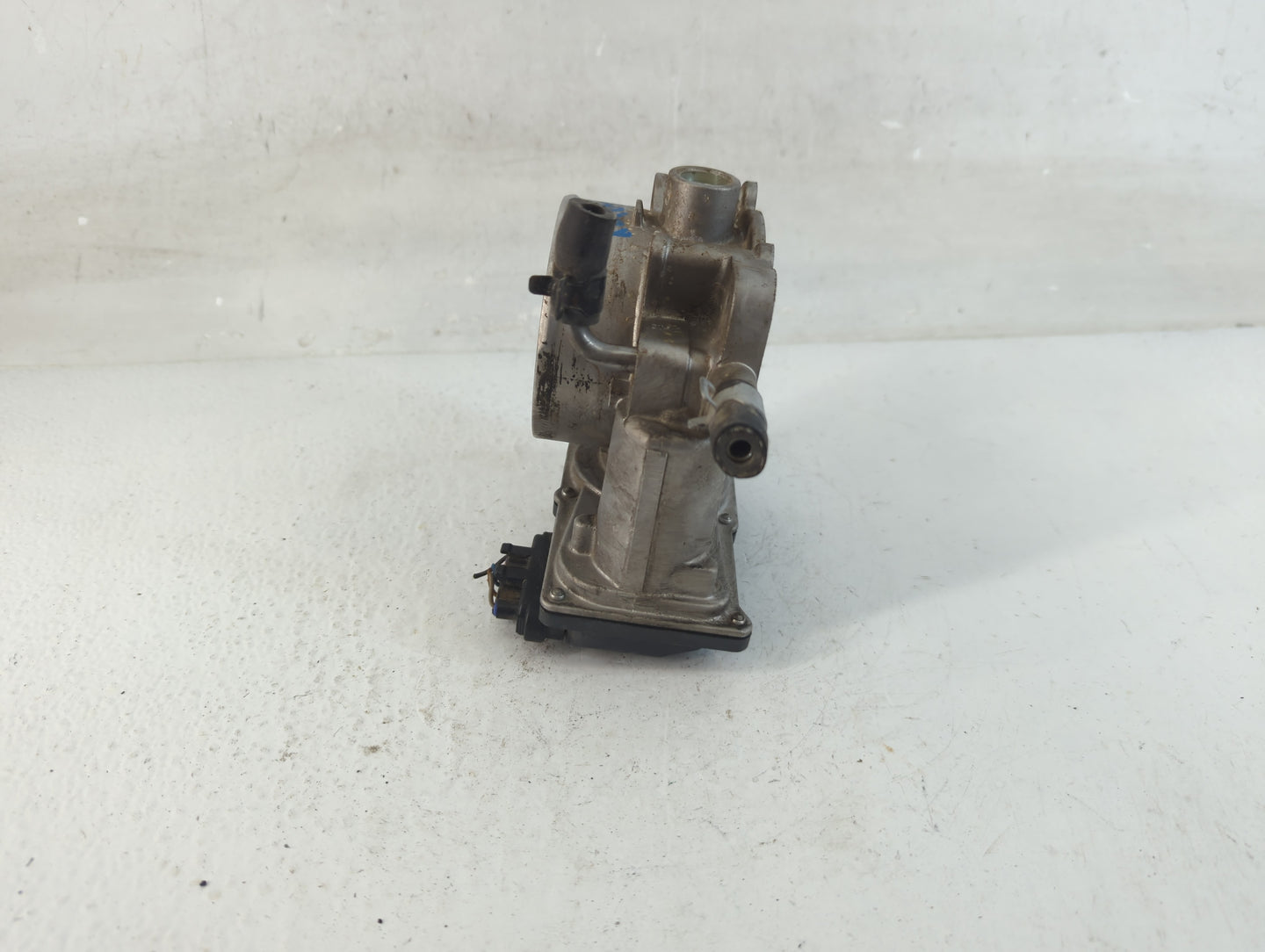 2012-2014 Hyundai Genesis Throttle Body P/N:35100-3CBA0 Fits Fits 2012 2013 2014 OEM Used Auto Parts - Oemusedautoparts1.com