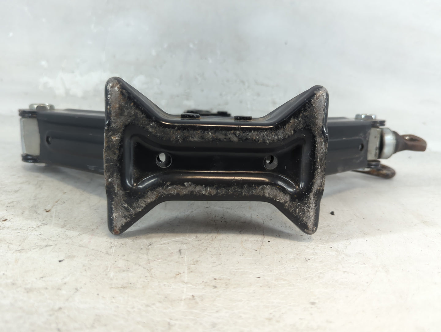 2012 Hyundai Genesis Spare Scissor Car Jack 1048283 - Oemusedautoparts1.com