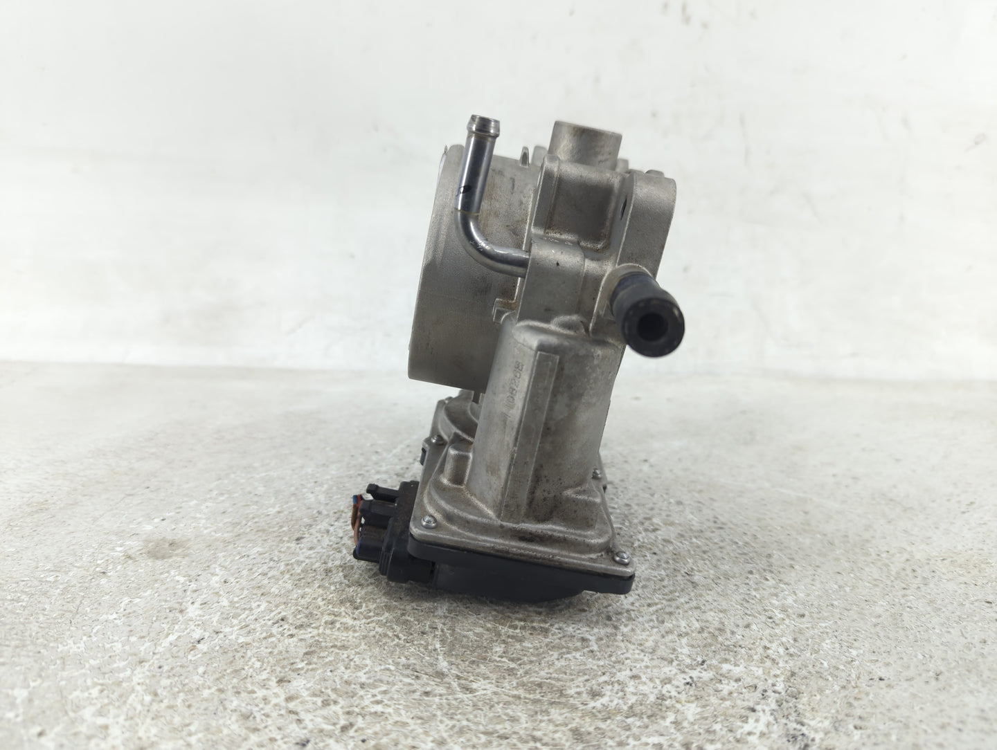 2012-2014 Hyundai Genesis Throttle Body P/N:35100-3CBA0 Fits Fits 2012 2013 2014 OEM Used Auto Parts - Oemusedautoparts1.com