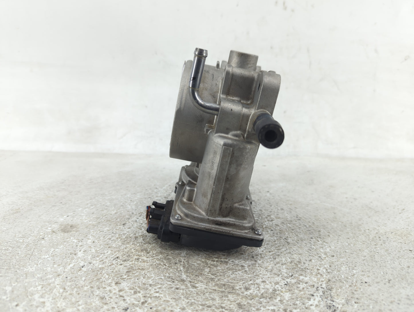 2012-2014 Hyundai Genesis Throttle Body P/N:35100-3CBA0 Fits Fits 2012 2013 2014 OEM Used Auto Parts - Oemusedautoparts1.com