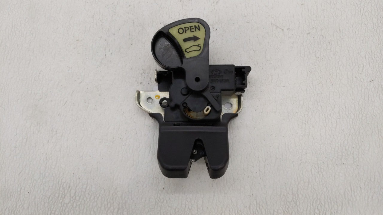 2012 Hyundai Genesis Lid Latch - Oemusedautoparts1.com